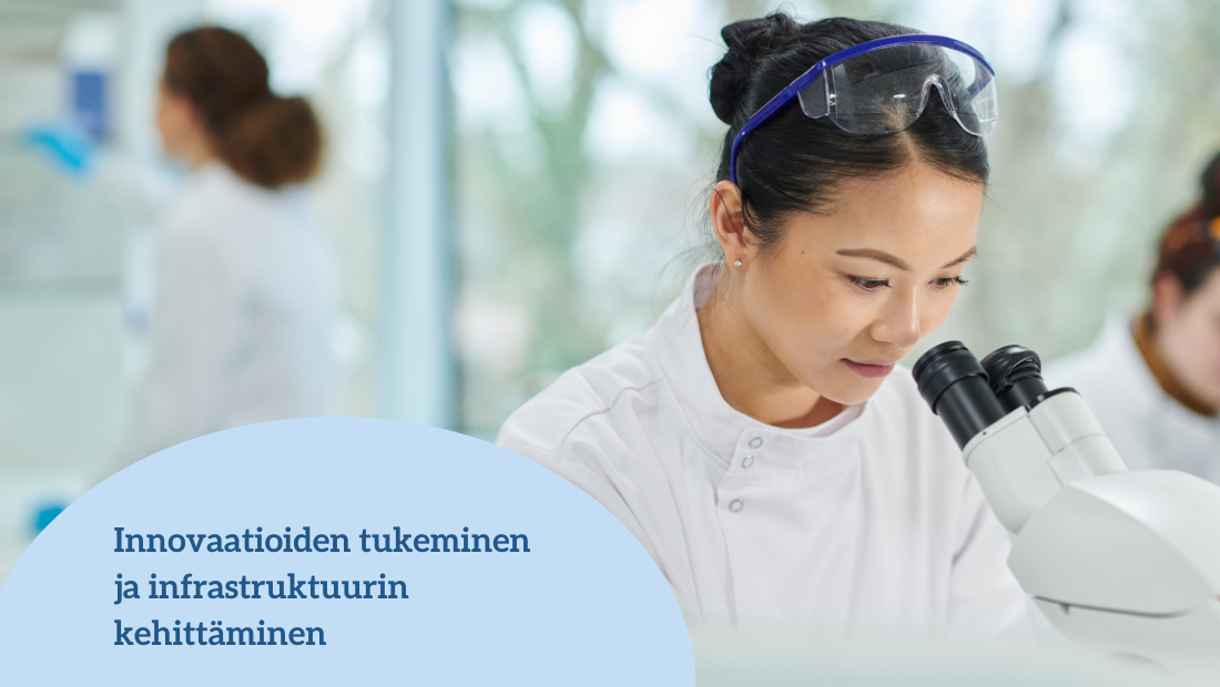 Naisoletettu tutkimassa mikroskoopilla laboratoriossa.