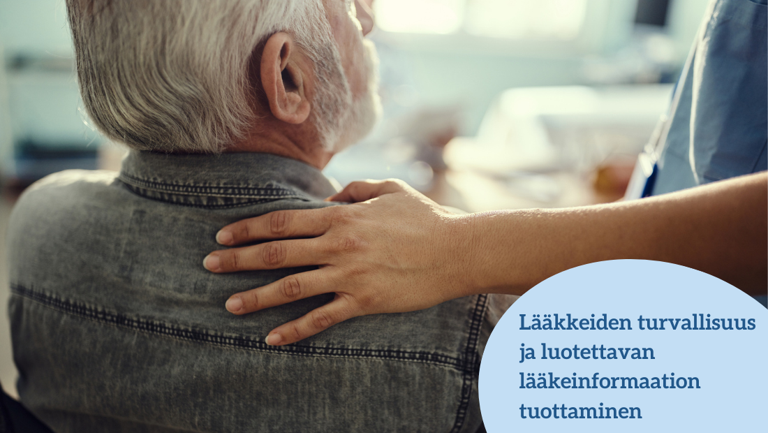 Hoitaja pitää kättään iäkkään, pyörätuolissa olevan potilaan olkapäällä.
