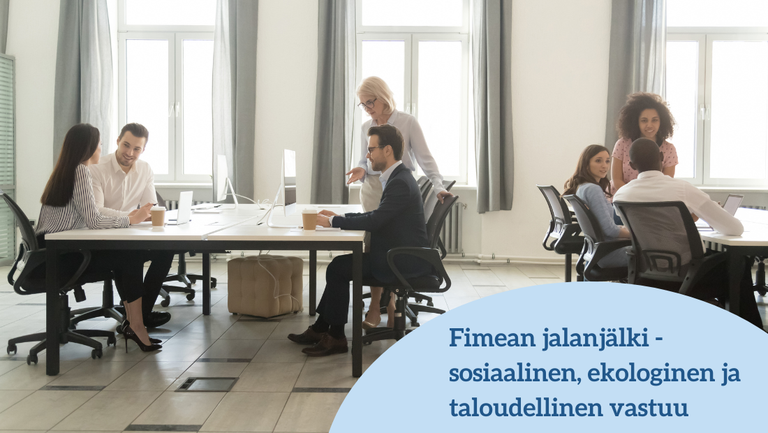 Ihmisiä työpöytien äärellä työskentelemässä avokonttorissa.