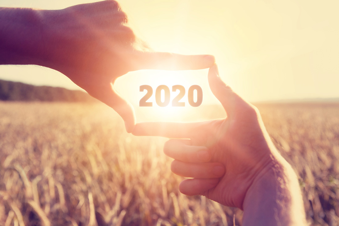 Peltomaisema ja sormet luvun 2020 ympärillä.