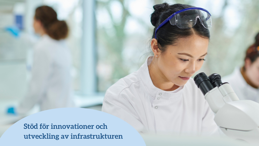 En kvinna undersöker med mikroskop i laboratorium.