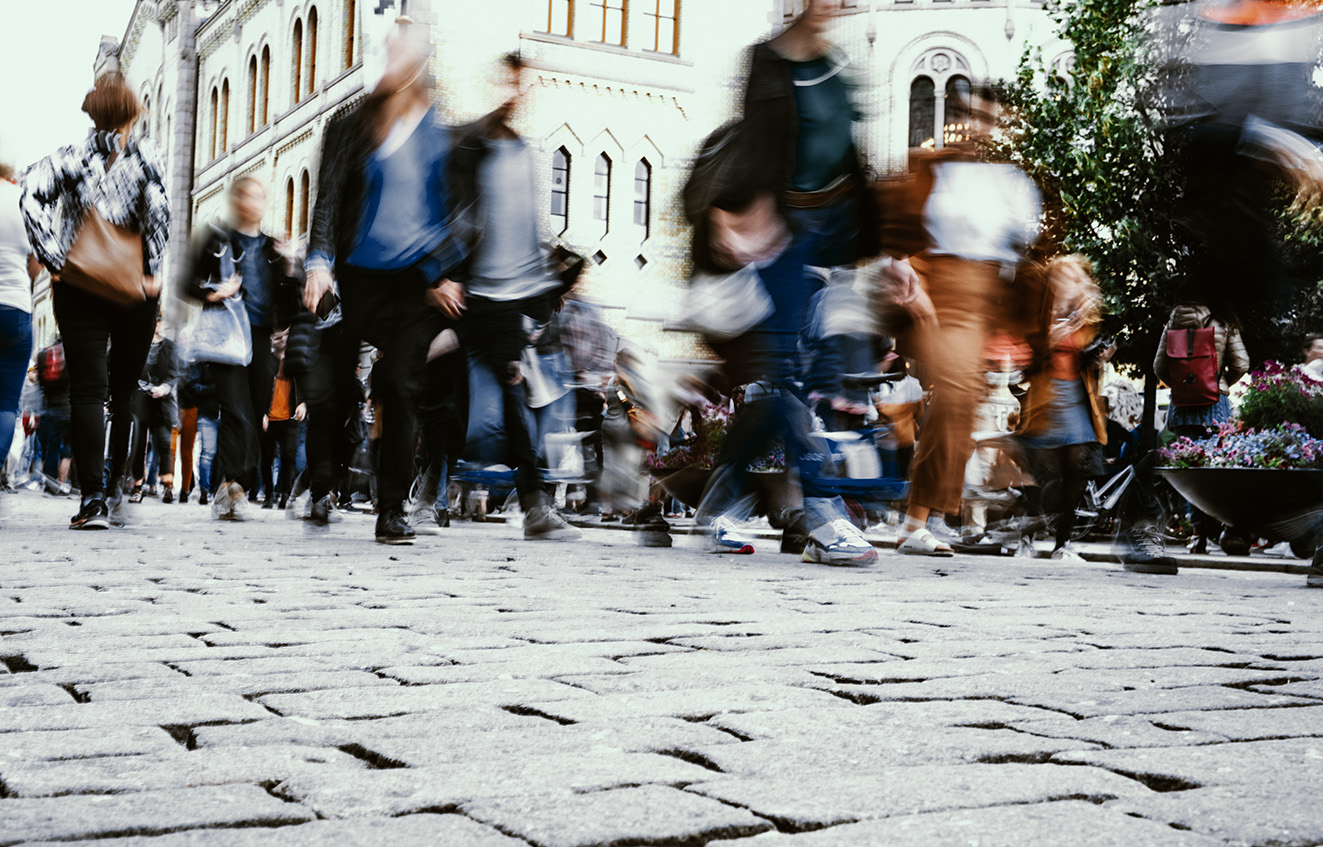 Ihmisiä kävelemässä kaupungin kadulla.